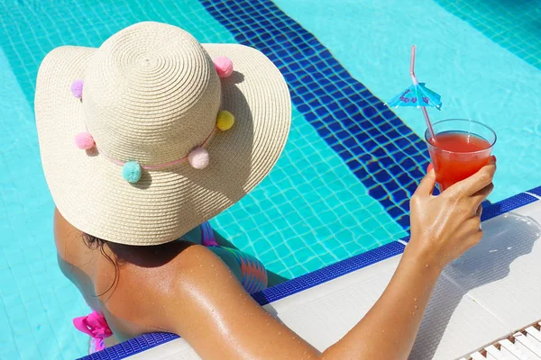 Turista Irreconocible Saboreando Sabroso Cóctel Naranja Piscina —  Fotos de Stock