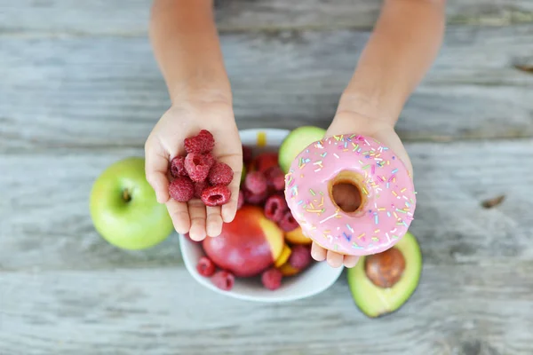 Criança Pequena Tentando Decidir Comer Frutas Frescas Framboesa Com Vitaminas — Fotografia de Stock