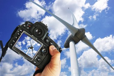 Freelance fotoğrafçı rüzgar türbini güneşli bir günde Dslr fotoğraf makinesi alarak resim ile