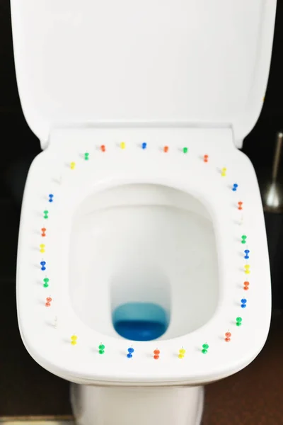 Hämorrhoiden Konzept Abstraktes Bild Mit Bunten Daumen Auf Weißer Toilettenschüssel — Stockfoto