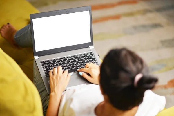 Junge Frau Arbeitet Von Hause Aus Laptop Und Sitzt Auf — Stockfoto