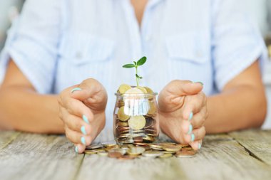 Kadının eller emniyet gelecekteki yatırımlar için onun kişisel tasarruf tutmak