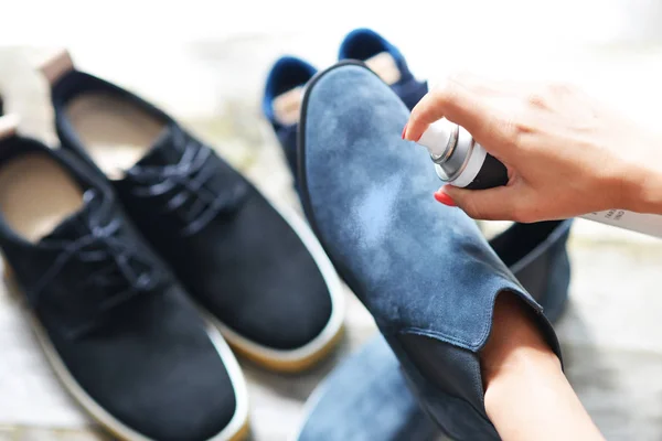 Konsep Perawatan Sepatu Dengan Tangan Wanita Menyemprotkan Sepatu Kulit — Stok Foto