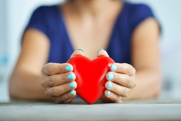 Koncepce Zdraví Srdce Rukama Zenske Ochrana Lesklé Červené Srdce — Stock fotografie