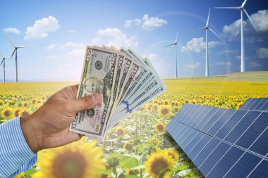 Yeşil enerji fotovoltaik güneş panelleri ve rüzgar türbinleri kullanarak para tasarrufu