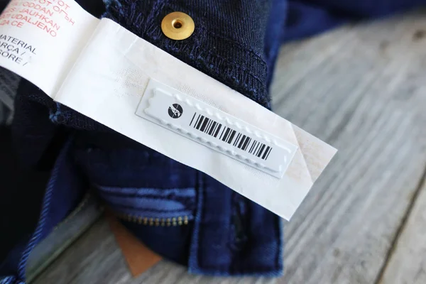 Proti Krádeži Čárový Kód Nálepka Pro Oblečení Modré Džíny — Stock fotografie
