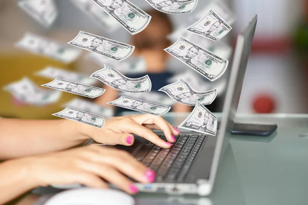 Werken Vanuit Thuis Moeder Met Vliegende Geld Boven Computer Een — Stockfoto