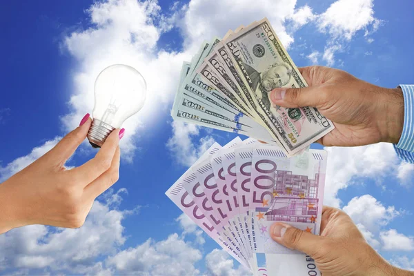 在蓝天背景下 用灯泡和现金为创新理念买单 — 图库照片