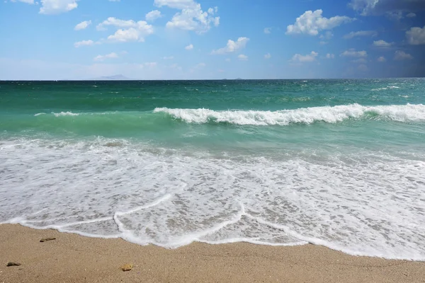 海浪在沙滩上破裂作为背景 — 图库照片