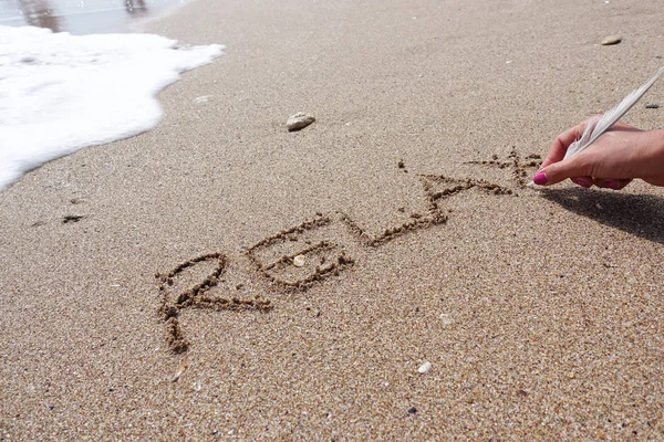Расслабьтесь Слово Написано Руки Пляже Песок Белым Пером Летнее Время — стоковое фото