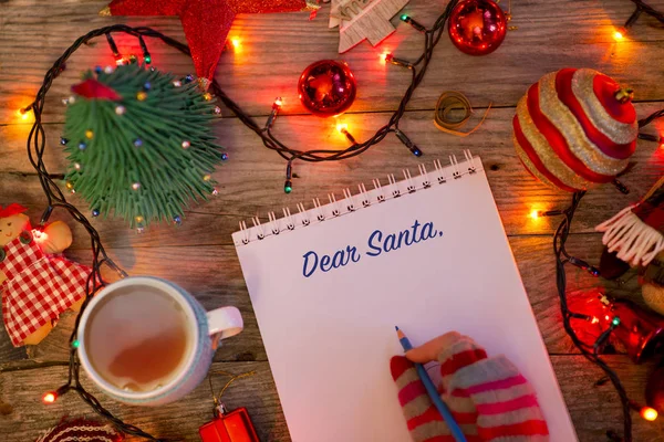 サンタ クロースの手紙を書いてカラフルなグローブで手 — ストック写真