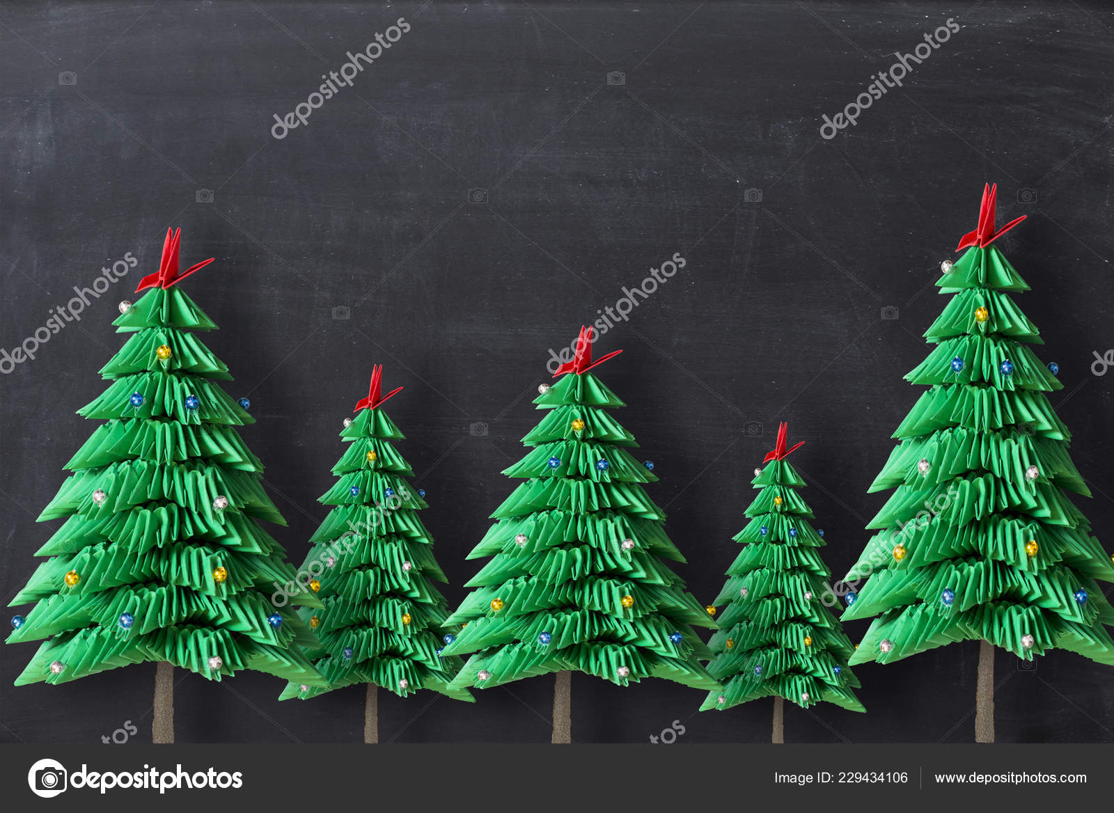 Origami Árvores Natal Papel Verde Sobre Fundo Escuro Quadro Negro fotos,  imagens de © Ai825 #229434106