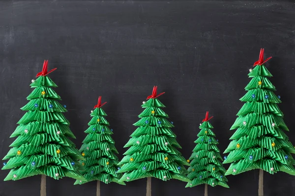 暗い背景またはコピー領域と黒板の緑の紙から折り紙クリスマス ツリー — ストック写真