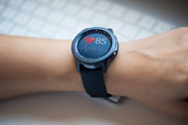 Bilgisayarda çalışan kadının el at akıllı izle 