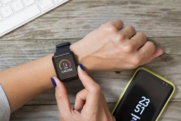 Blutdruck Mit Smartwatch Kontrollieren Mit Smartphone Überwachen — Stockfoto