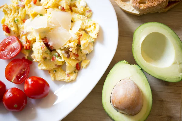 Υγιεινό Πρωινό Αυγά Αγωνίζομαι Λαχανικά Και Αβοκάντο — Φωτογραφία Αρχείου