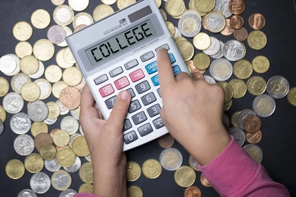 Маленька Дівчинка Рахує Гроші Коледжу Калькулятором Монетами Темному Тлі — стокове фото