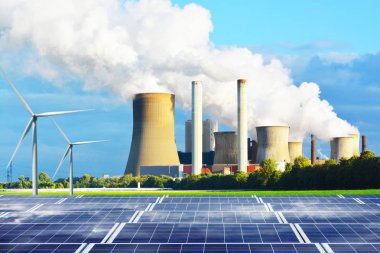 Temiz enerji yakıt kömür santrali ile konvansiyonel enerji karşı güneş panelleri istasyonu ve yel değirmenleri tarafından üretilen