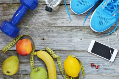 Yıpranmış ahşap arka plan üzerinde spor ve sağlıklı yaşam tarzı nesneleri