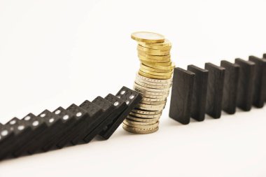 Domino etkisi altında nakit para yığını ile Mali kriz kavramı, beyaz arka plan