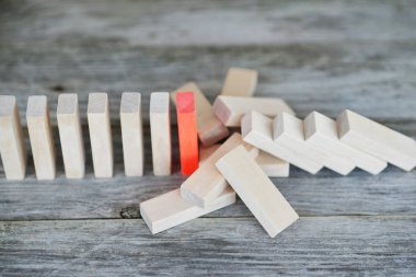 Domino etkisine direnen kırmızı domino parçası, düşen o çizgi durdurma