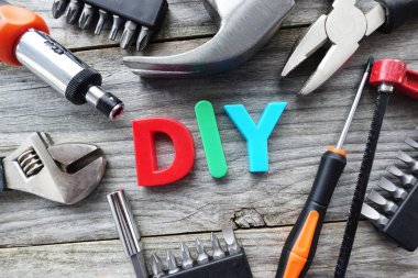 Çalışmak için hazırlanan araçların ortasında plastik harflerden Diy kısaltma ile kendiniz kavram yapın