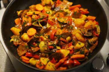 Dökme demir tavada sebze güveç veya ratatouille