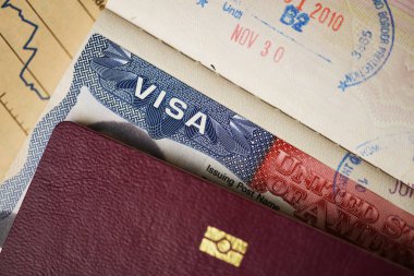 Pasaportta Amerikan Vizesi yakın çekim, ABD'de turistler için zorunlu resmi belge