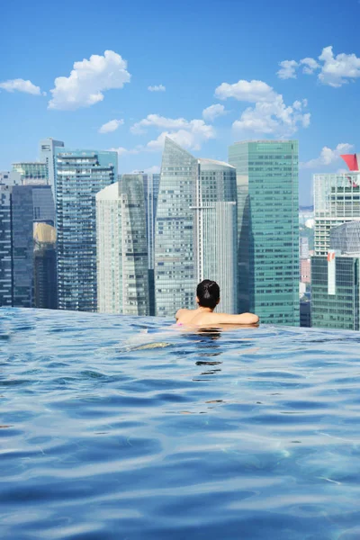 Pohled Krásnou Ženu Relaxační Slavném Nekonečném Bazénu Hotelu Marina Bay — Stock fotografie