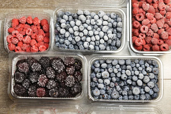 Bayas Mixtas Congeladas Recipientes Plástico Frutas Del Bosque Conservadas Para — Foto de Stock