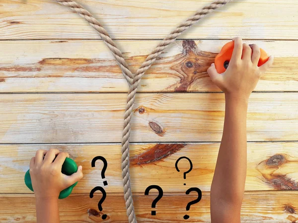 孩子还没有决定选择哪种方式 用绳子和两个不同的方向爬上木板 — 图库照片