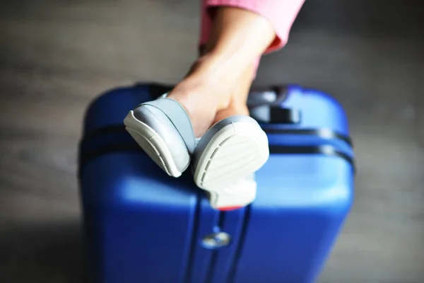 Piękna Kobieta Czeka Opóźnione Lub Połączenie Lotu Bagażem Lotnisku — Zdjęcie stockowe
