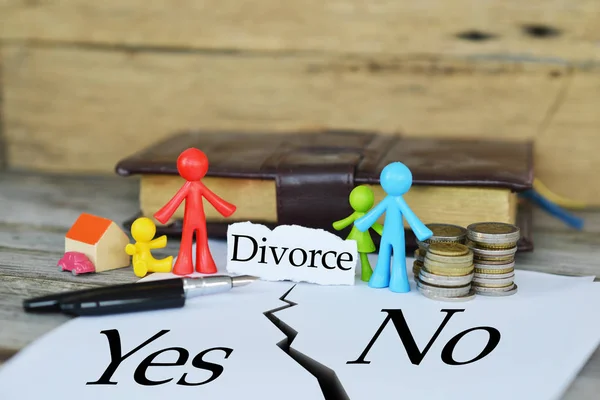 Its Hard Decide Whether Divorce Miniature Toys Representing Family Share — Stock Photo, Image