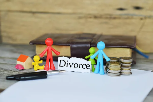 Concepto Fin Matrimonio Con Familia Miniatura División Bienes Después Del — Foto de Stock