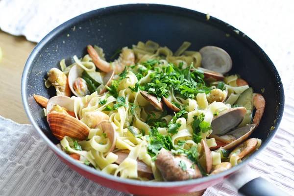 Appetizing Seafood Pasta Vongole Fried Shrimps Pan — Stock Photo, Image