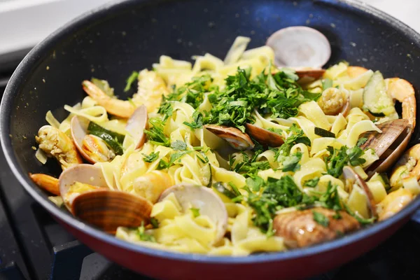 Traditional Italian Seafood Pasta Fried Shrimps Zucchini Pan — Stock Photo, Image