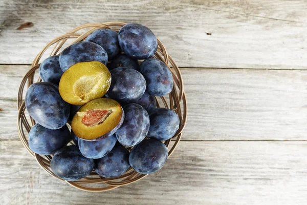 Fresh Juicy Plums Wooden Basket Healthy Autumn Fruits — Stock Photo, Image