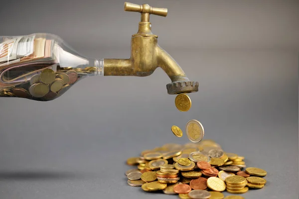 Moedas Dinheiro Que Caem Uma Torneira Dourada Riqueza Conceito Prosperidade — Fotografia de Stock