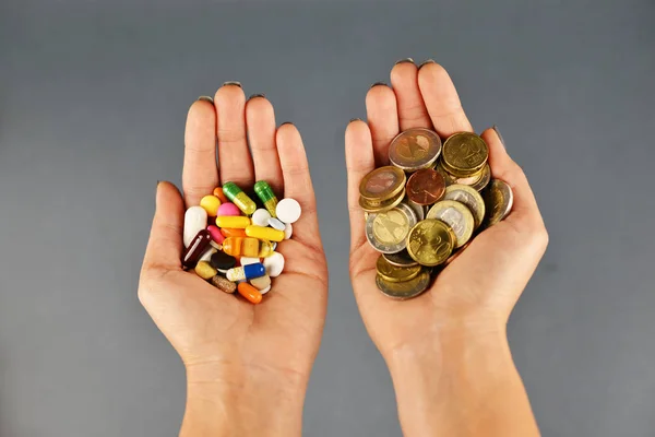 Высокая Стоимость Концепции Медицинских Таблеток Грудами Монет Фармацевтических Препаратов Руках — стоковое фото