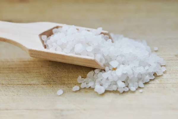 Granuliertes Salz Holzlöffel Für Die Schönheitsbehandlung Wellnessbereich Vorbereitet Natürliches Mineral — Stockfoto