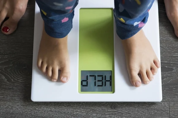 Ayuda Palabra Pantalla Escala Peso Con Los Pies Los Niños — Foto de Stock