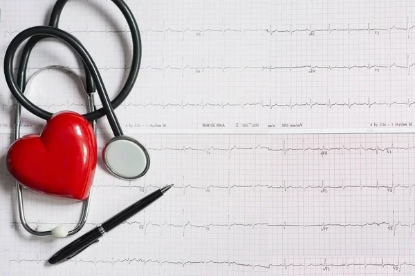 Coração Vermelho Estetoscópio Eletrocardiograma Conceito Cuidados Saúde Coração — Fotografia de Stock