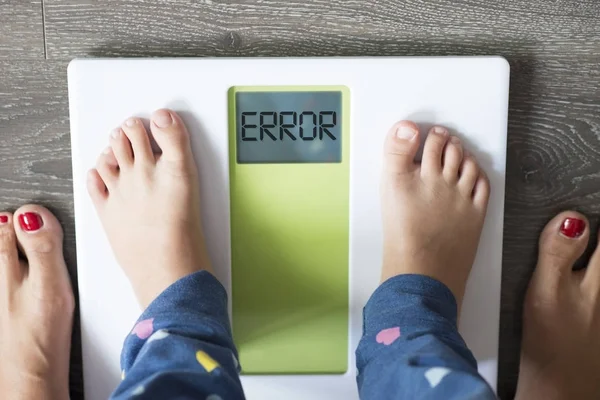 Chybová Zpráva Velikosti Koupelny Obézní Dětské Váhy Pod Dohledem Rodičů Stock Obrázky