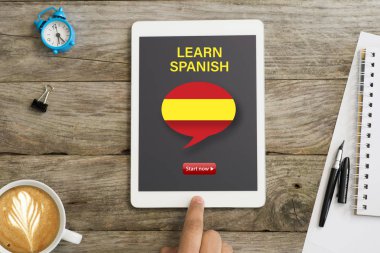 Tablet bilgisayarda İspanyolca öğrenmek için şimdi çevrimiçi web seminerine başlayın