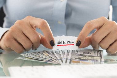 Iş kadını ile emeklilik için 401k planı ve masada bize dolar nakit