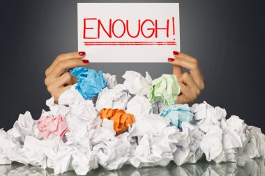 Yeterli, aşırı yüklü bir çalışanın şikayeti, iş kavramı çok stres