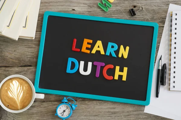 黑板在木桌上学习荷兰语建议从塑料字母 — 图库照片