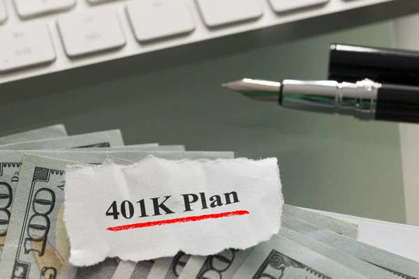 401K Pensionering Plan Med Kontanter Dollar Glas Bord — Stockfoto