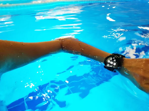 Mulher Jovem Nadando Piscina Interior Com Relógio Inteligente Impermeável — Fotografia de Stock