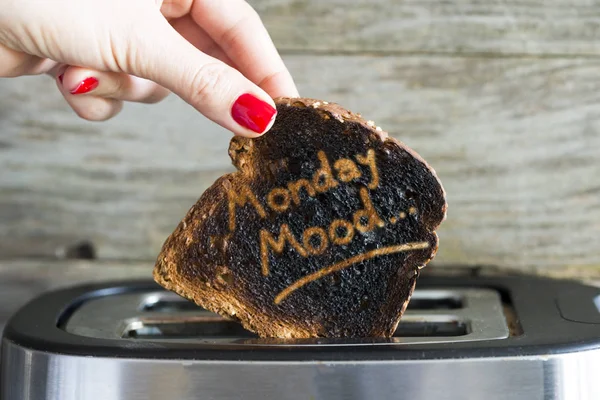 Maandag Mood Concept Met Slice Van Verbrande Toast Brood Vrouw — Stockfoto